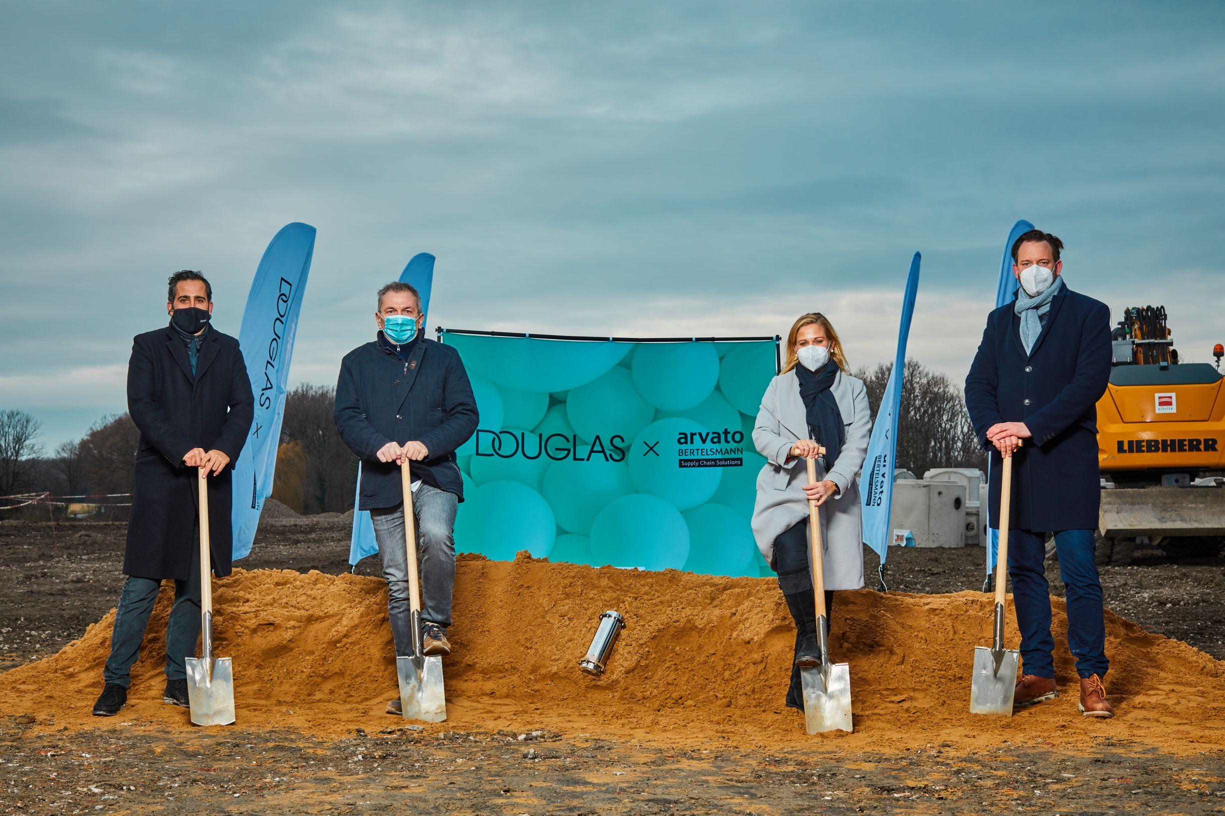 Picture: from left to right Alexander Moell (Senior Managing Director, Hines Immobilien), Frank Schirrmeister (CEO, Arvato Supply Chain Solutions), Julia Börs (President Consumer Products, Arvato Supply Chain Solutions), Christian Meister (Managing Director, Hines Immobilien)